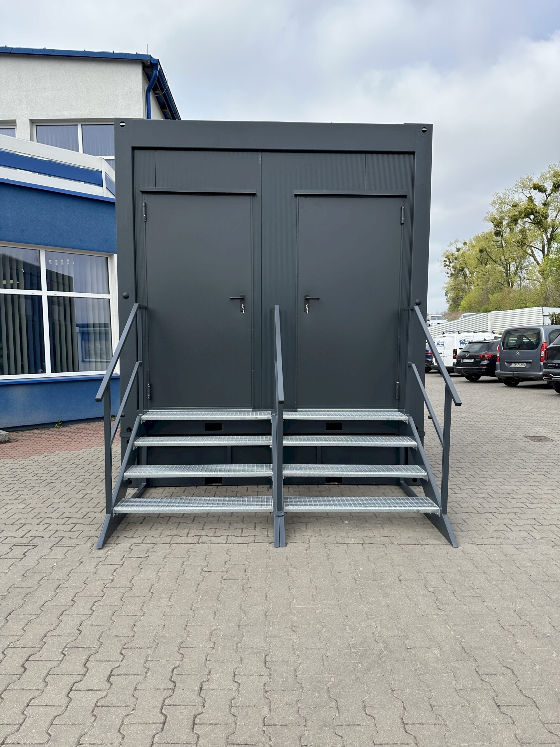 Kontener sanitarny 3000mm x 2000mm ze zbiornikiem i schodami